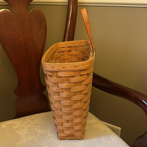 Longaberger handwoven Tall Key basket with leather handle - Picture 2 of 12